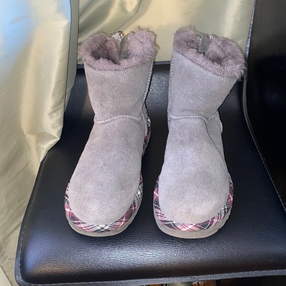 UGG Boots - Picture 1 of 7